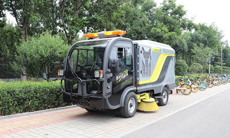 冬季，環衛道路的降塵離不開電動清掃車和高壓清洗車