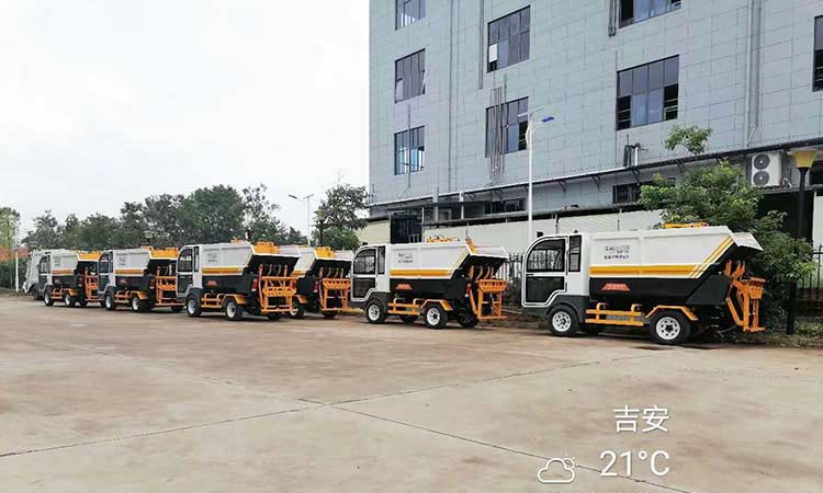 近日，江西環衛公司引進電動垃圾清運車到貨現場