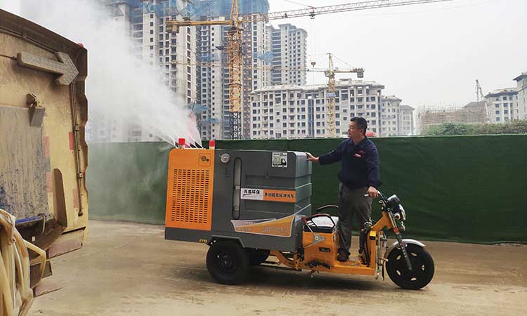 三輪電動(dòng)高壓清洗車(chē)用于建筑工地噴霧降塵效果展示