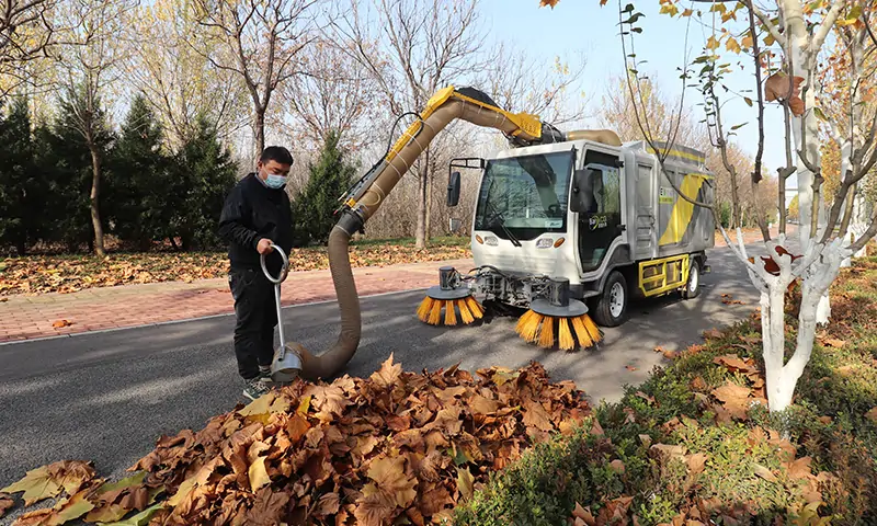 多功能樹葉收集車落葉收集顯身手！解決秋冬季機動車道落葉收集困擾難題！