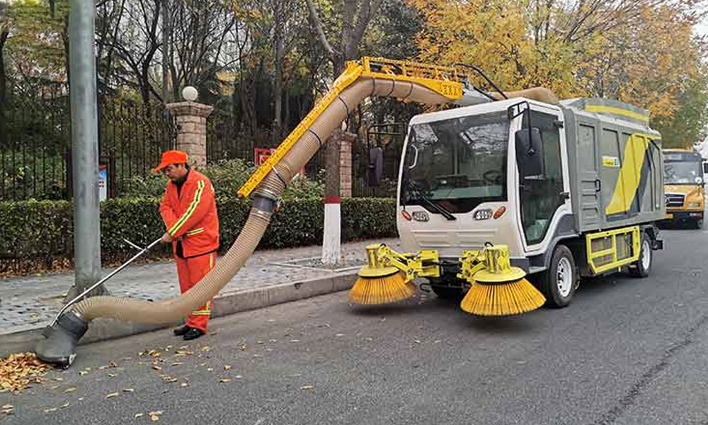 多功能樹葉收集車--解決秋、冬季大面積落葉難以收集和轉(zhuǎn)運(yùn)問題！緩解保潔員勞動(dòng)強(qiáng)度！