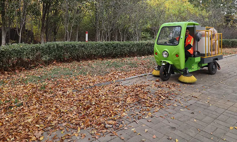 小型三輪樹葉收集車，零散落葉收集有奇效！使用方式，運(yùn)用場(chǎng)景一起來了解一下吧！