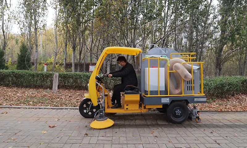 落葉收集專用車-小型樹葉收集車的用處到底有哪些？園林，景區(qū)，物業(yè)人群快來看一下！