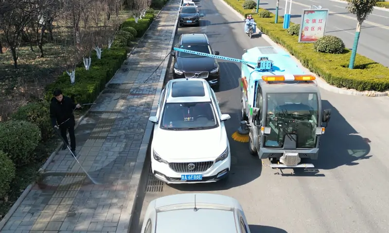 純電動小型洗掃車 路邊停車位下垃圾治理有妙招 手持噴槍一招解決！