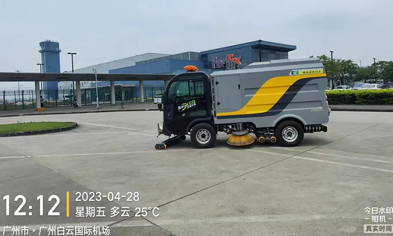 百易純電動洗掃車到達白云機場，助力機場環衛環境建設，共建美好城市形象！