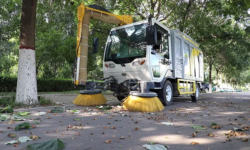 秋季落葉收集神器，純電動(dòng)四輪多功能樹葉收集車！操作簡(jiǎn)單，效率高效！